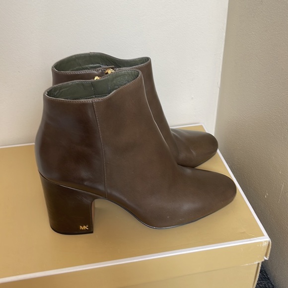 Michael Kors boots size 8.5 - Picture 3 of 9